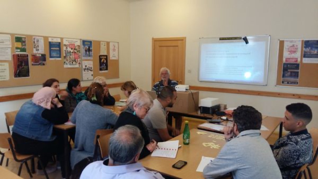 Table de conversation dans les locaux du Waux-Hall